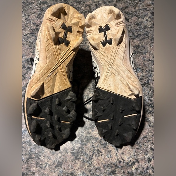 Under Armour Black and White Baseball Cleats Boys Size 5Y - Picture 2 of 3